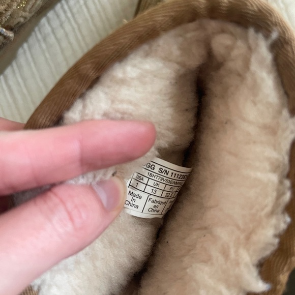 UGG Classic II Graphic Stitch Leather Kids' Short Boot for boy or girl. Size: 1 - Picture 8 of 9